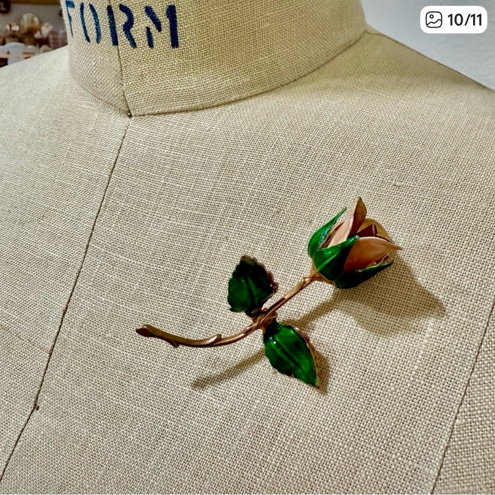 Vintage Giovanni Elegant Green and Peach Rose Brooch